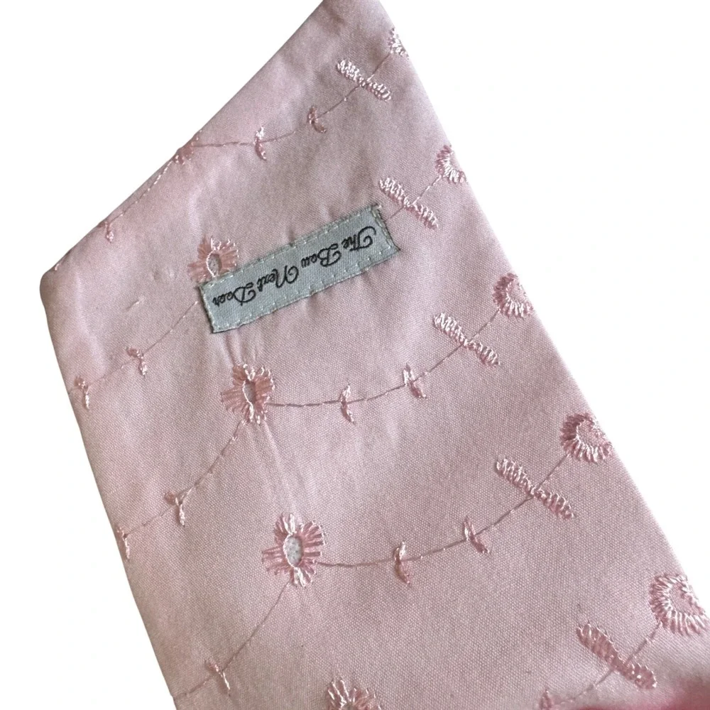 The Bow Next Door Pink Eyelet Basket Bow Floral Embroidery Decor Accessory‎ 20x4